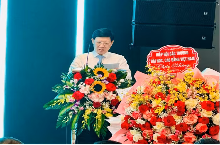 Phó Giáo sư, Tiến sĩ, Nhà giáo ưu tú Đào Đăng Phượng phát biểu khai mạc hội thảo.