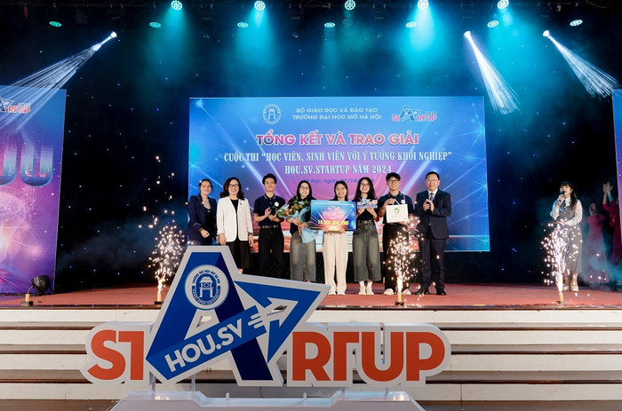 Dự án “EcoSmart – Thùng rác thông minh kết hợp với ứng dụng di động” giành Giải Nhất. Ảnh: website nhà trường.