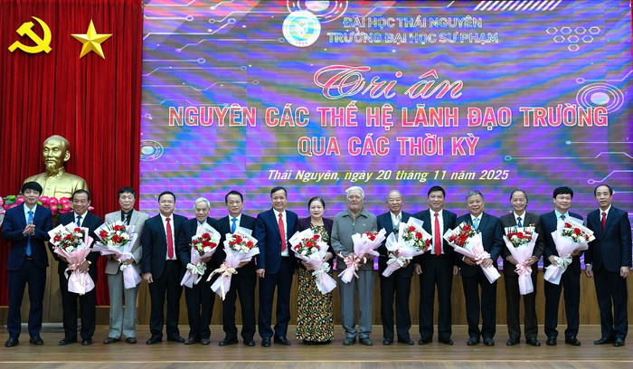 Tập thể lãnh đạo trường tặng hoa tri ân các thầy cô nguyên lãnh đạo Trường qua các thế hệ.
