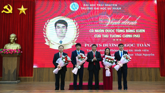 Phó Giáo sư, Tiến sĩ Hà Trần Phương tặng hoa chúc mừng nhà giáo vinh dự được Thủ tướng Chính phủ tặng Bằng khen.