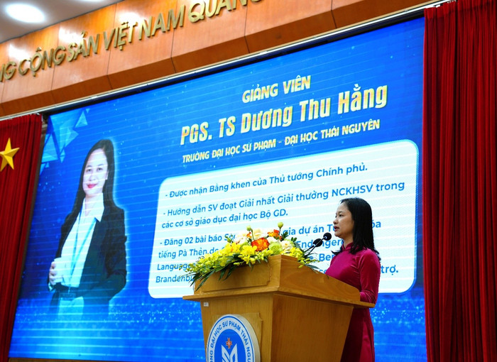 Phó Giáo sư, Tiến sĩ Dương Thu Hằng, Trưởng bộ môn Văn học Việt Nam, Khoa Ngữ văn phát biểu tại buổi lễ.
