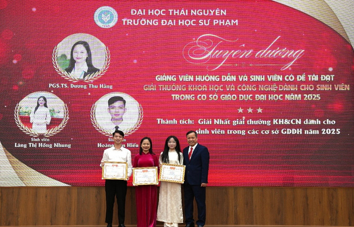 Lãnh đạo nhà trường tặng Giấy khen của Hiệu trưởng cho giảng viên hướng dẫn và sinh viên đạt Giải thưởng khoa học và công nghệ cho sinh viên trong cơ sở giáo dục đại học năm 2025.