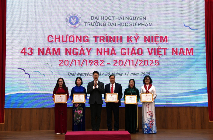 Tiến sĩ Nguyễn Văn Tảo tặng Danh hiệu Tập thể xuất sắc cho các tập thể.