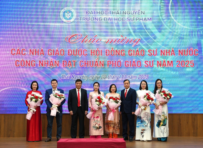 Phó Giáo sư, Tiến sĩ Hà Trần Phương và Phó Giáo sư, Tiến sĩ Mai Xuân Trường tặng hoa chúc mừng các nhà giáo được Hội đồng giáo sư Nhà nước công nhận đạt chuẩn chức danh phó giáo sư năm 2025.