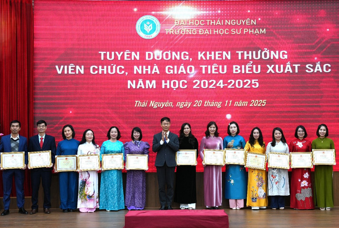 Tiến sĩ Nguyễn Văn Tảo tặng Bằng khen của Bộ Giáo dục và Đào tạo cho các cá nhân.