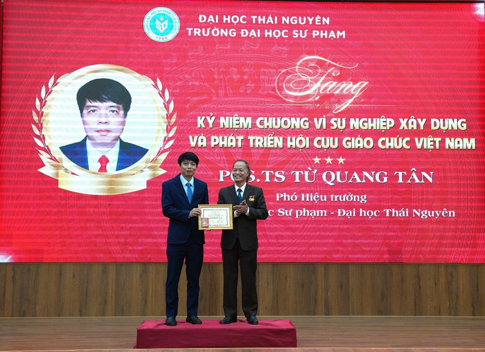 Thầy Nguyễn Trường Kháng tặng kỷ niệm chương vì sự nghiệp xây dựng và phát triển Hội Cựu giáo chức Việt Nam cho Phó Giáo sư, Tiến sĩ Từ Quang Tân.