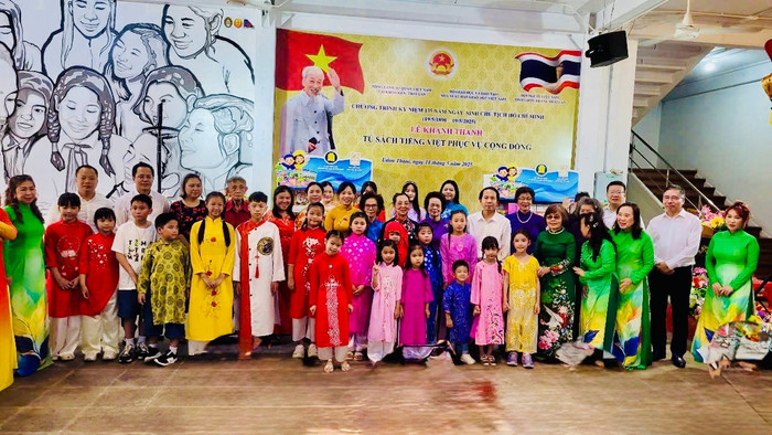 Đại biểu và kiều bào cùng các em học sinh chụp ảnh lưu niệm. Đại biểu và kiều bào cùng các em học sinh chụp ảnh lưu niệm.