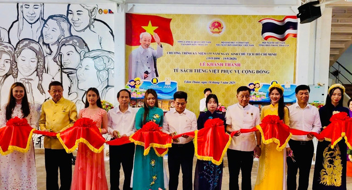 Nghi thức cắt băng khánh thành Tủ sách tiếng Việt phục vụ cộng đồng ở tỉnh Udon Thani (Thái Lan). Nghi thức cắt băng khánh thành Tủ sách tiếng Việt phục vụ cộng đồng ở tỉnh Udon Thani (Thái Lan).