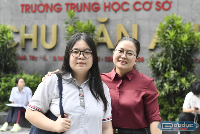 Chị Nguyễn Thị Phượng luôn động viên con gái làm bài thi bằng hết khả năng của bản thân. gdvn-6.jpg