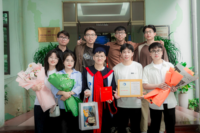 Bạn bè chúc mừng tân thủ khoa Nguyễn Hữu Đồng. Ảnh: NVCC 4.jpg