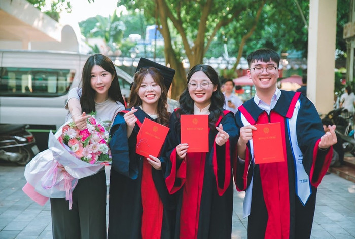 Linh Chi (thứ 2, từ phải sang) chụp ảnh cùng nhóm bạn thân khi học đại học. Ảnh: NVCC linh-chi-2.jpg