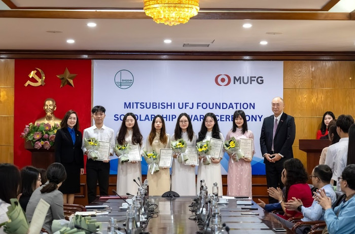 Linh Chi (đứng thứ 3 từ trái sang) tại Lễ trao học bổng Mitsubishi năm học 2023-2024. Ảnh: NVCC linh-chi-3.jpg