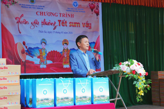 Thầy Nguyễn Văn Dũng – Phó Chủ tịch Công đoàn Trường phát biểu tại chương trình.