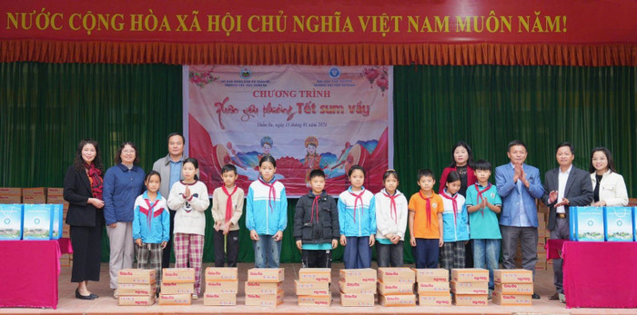 Thầy Nguyễn Văn Dũng – Phó Chủ tịch Công đoàn Trường và đồng chí Đỗ Thùy Chi - Ủy viên Ban Thường vụ Công đoàn Trường, Trưởng ban nữ công trao tặng quà cho các em học sinh.