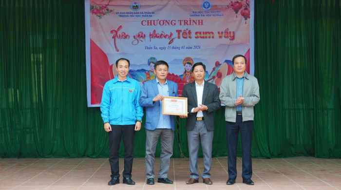 Ông Lê Định Tấn – Bí thư Đảng ủy xã Thần Sa, đồng chí Tạ Việt Hồng – Phó Bí thư Đảng ủy Chủ tịch UBND xã Thần Sa trao Chứng nhận “Tấm lòng vàng” cho Đoàn công tác Trường Đại học Sư phạm – Đại học Thái Nguyên.