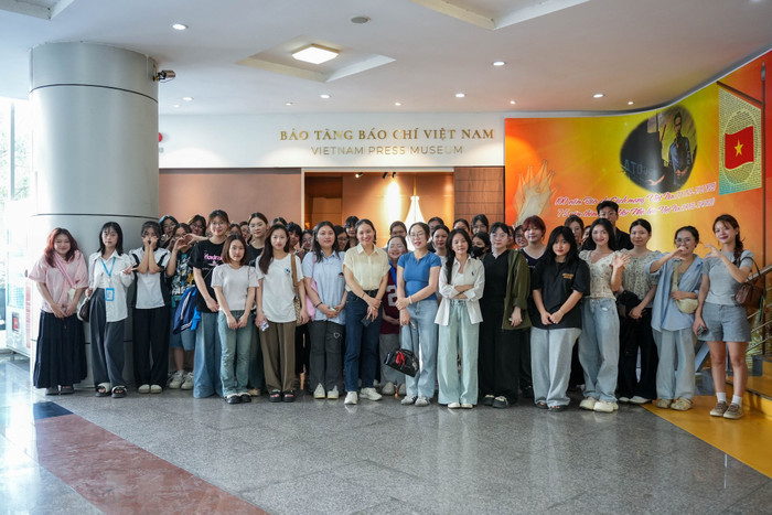 sv-di-thuc-te-tai-bao-tang-bao-chi.jpg