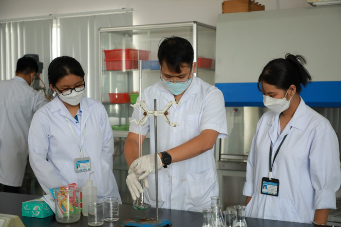 Sinh viên ngành Công nghệ sinh học Trường Đại học Công thương Thành phố Hồ Chí Minh thực hành tại trường. Ảnh: website nhà trường.