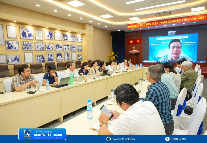 Tiến sĩ Đàm Quang Thắng phát biểu trong buổi khai giảng Khóa đào tạo thực tế Huấn luyện viên Khởi nghiệp Đổi mới sáng tạo. img-2469.jpg