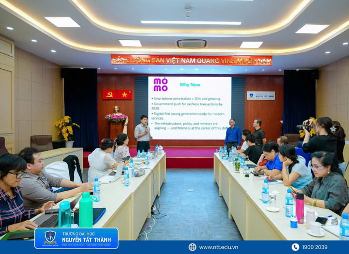 Đại biểu chia sẻ trong buổi khai giảng Khóa đào tạo thực tế Huấn luyện viên Khởi nghiệp Đổi mới sáng tạo. img-2470.jpg