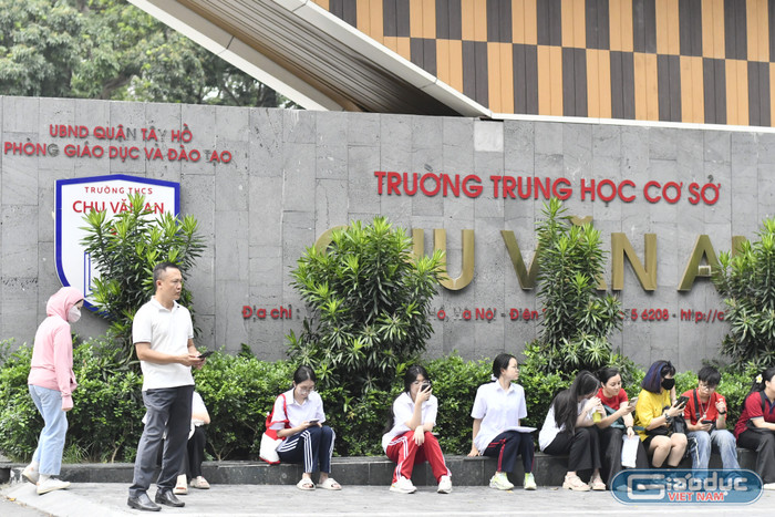 Ngay từ sớm, nhiều thí sinh, phụ huynh đã có mặt tại điểm thi gdvn-7.jpg