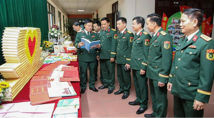 Trung tướng, Phó Giáo sư, Tiến sĩ Đặng Sỹ Lộc (thứ nhất, bên trái) - Phó Bí thư Đảng ủy, Giám đốc Học viện Chính trị thăm quan trưng bày sách chào mừng Đại hội Đảng bộ Khoa Công tác Đảng, công tác chính trị nhiệm kỳ 2025 - 2030. 34a34b9de3e86bb632f9.jpg