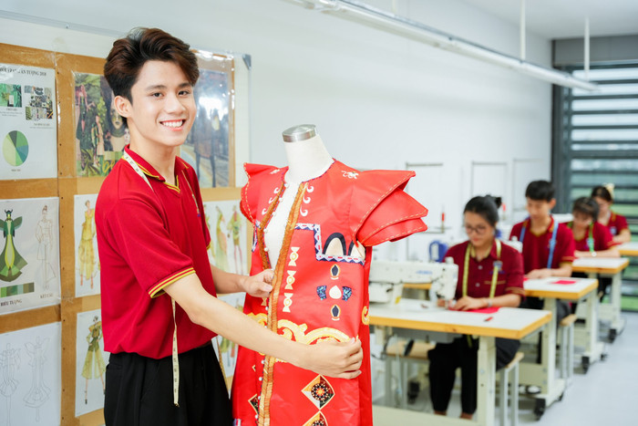 Không gian sáng tạo tại lớp Thiết kế thời trang, Trường Đại học Nguyễn Tất Thành. Ảnh: NTCC