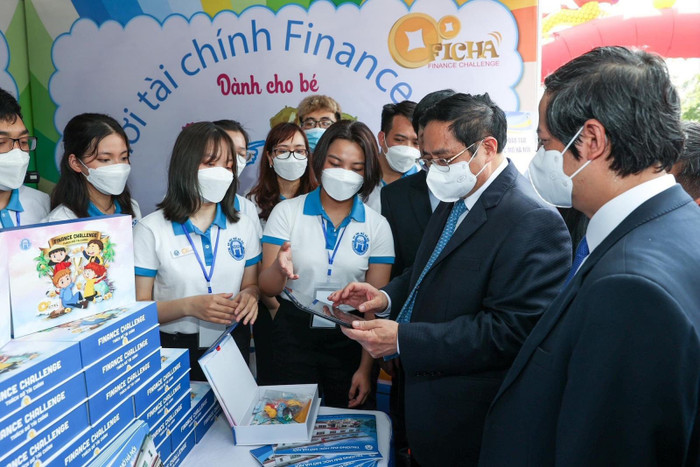 Thủ tướng Chính phủ Phạm Minh Chính thăm gian hàng và dùng thử sản phẩm của sinh viên Trường Đại học Mở Hà Nội. Ảnh: Website nhà trường.