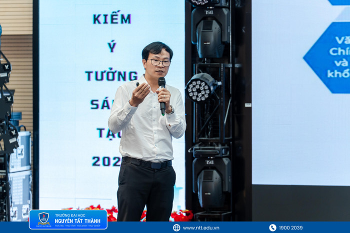 Tiến sĩ Hoàng Thịnh Nhân thay mặt Ban thực hiện đề án giới thiệu về nhiệm vụ của Trường Đại học Nguyễn Tất Thành. Ảnh: NTCC ts-hoang-thinh-nhan-thay-mat-ban-thuc-hien-de-an-gioi-thieu-ve-nhiem-vu-cua-truong-dh-nguyen-tat-thanh.jpg