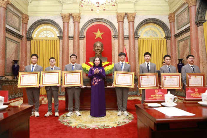 Các em được tặng thưởng Huân chương Lao động Hạng Nhì của Chủ tịch nước. Ảnh: Bộ GDĐT