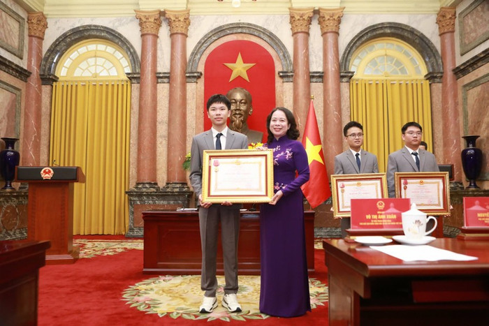 Phó Chủ tịch nước Võ Thị Ánh Xuân trao tặng Huân chương lao động cho học sinh có thành tích xuất sắc. Ảnh: Bộ GDĐT