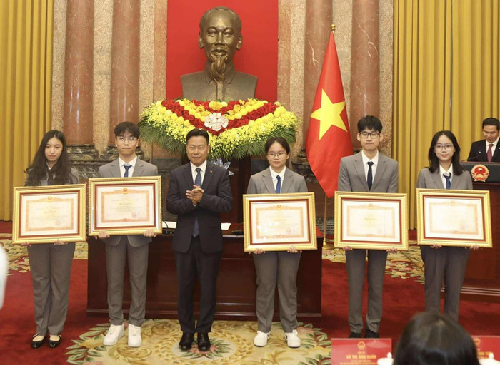 5 học sinh được trao Bằng khen của Thủ tướng Chính phủ. Ảnh: Bộ GDĐT