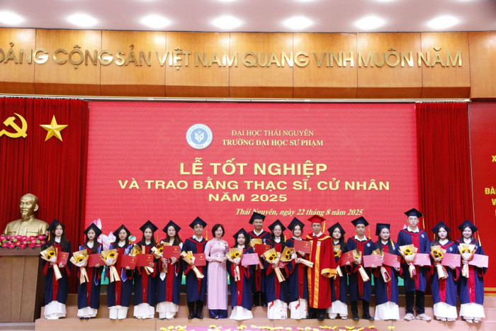 Các thầy cô chụp ảnh lưu niệm với các tân cử nhân. Ảnh: website nhà trường