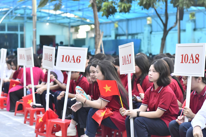 Các em học sinh Trường Trung học phổ thông Đinh Tiên Hoàng dự lễ khai giảng sáng ngày 5/9/2025. dsc7661.jpg