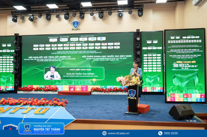 Phó Giáo sư, Tiến sĩ Trần Thị Hồng - Phó hiệu trưởng Trường Đại học Nguyễn Tất Thành phát biểu trong chương trình. z7060751005184-56a05a9b9f205945430e0df043e6f33b.jpg