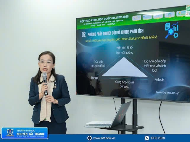 Thạc sỹ Huỳnh Thanh Phương báo cáo tham luận. z7060751081445-be3b3250885b39f753e13bb52f7c679c.jpg