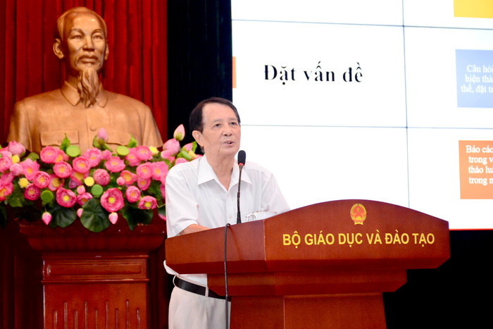 Tiến sĩ Khoa học Phạm Đỗ Nhật Tiến chia sẻ tại hội thảo. dsc-0376.jpg