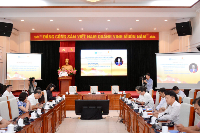 Hội thảo được tổ chức kết hợp trực tiếp và trực tuyến. dsc-0314.jpg