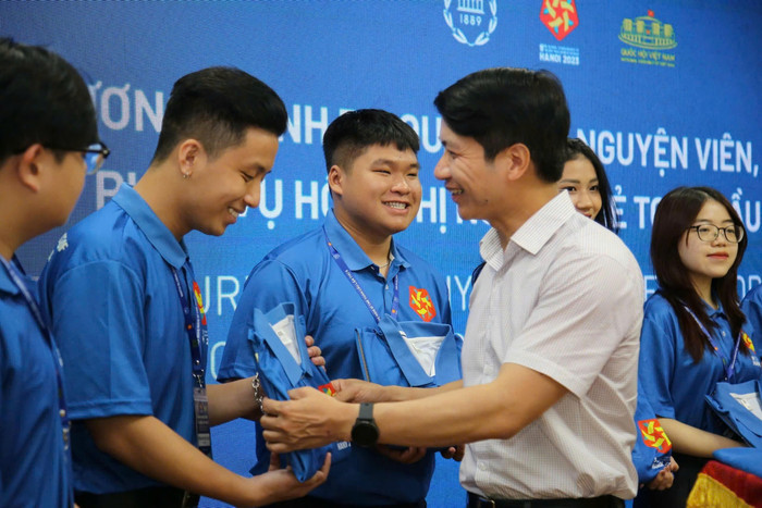 Thạc sĩ Phạm Hải Nam nhận quà trong buổi gặp mặt Liên lạc viên tháp tùng Chủ tịch Liên minh Nghị viện Thế giới (IPU) tại Hội nghị Nghị sĩ trẻ toàn cầu lần thứ 9. Ảnh: NVCC thay-hai-nam.jpg