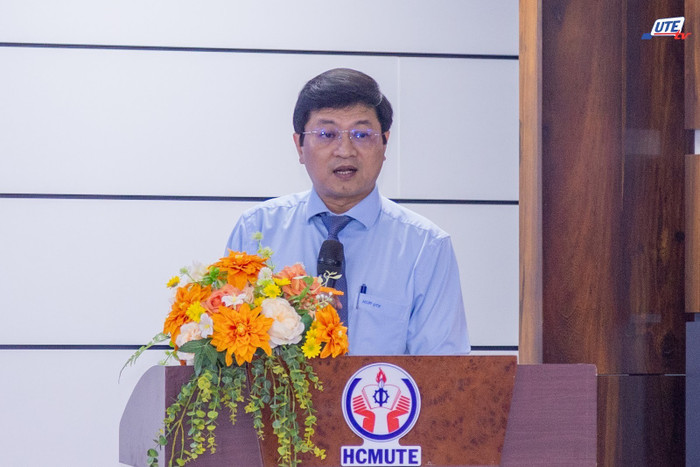 Phó Giáo sư, Tiến sĩ Lê Hiếu Giang – Hiệu trưởng Trường Đại học Sư phạm Kỹ thuật Thành phố Hồ Chí Minh, Phó Chủ nhiệm Câu lạc bộ khối Sư phạm Kỹ thuật phát biểu khai mạc hội thảo. Phó Giáo sư, Tiến sĩ Lê Hiếu Giang – Hiệu trưởng Trường Đại học Sư phạm Kỹ thuật Thành phố Hồ Chí Minh, Phó Chủ nhiệm Câu lạc bộ khối Sư phạm Kỹ thuật phát biểu khai mạc hội thảo.