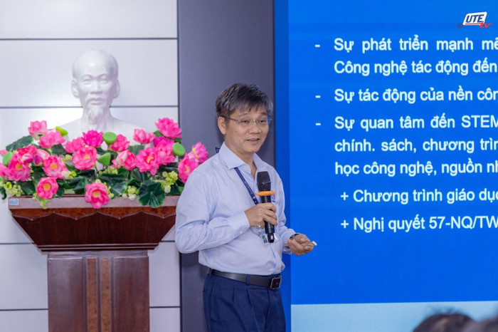 Phó Giáo sư, Tiến sĩ Bùi Văn Hồng – Viện trưởng Viện Sư phạm Kỹ thuật, Trường Đại học Sư phạm Kỹ thuật Thành phố Hồ Chí Minh trình bày tham luận 1. Phó Giáo sư, Tiến sĩ Bùi Văn Hồng – Viện trưởng Viện Sư phạm Kỹ thuật, Trường Đại học Sư phạm Kỹ thuật Thành phố Hồ Chí Minh trình bày tham luận 1.
