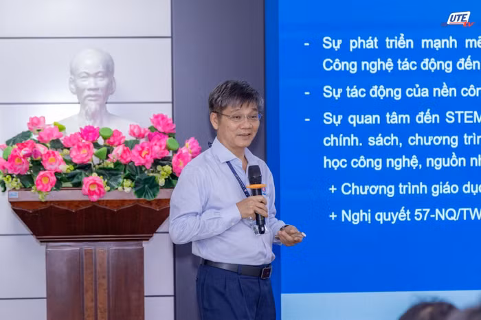Phó Giáo sư, Tiến sĩ Bùi Văn Hồng – Viện trưởng Viện Sư phạm Kỹ thuật, Trường Đại học Sư phạm Kỹ thuật Thành phố Hồ Chí Minh trình bày tham luận 1.
