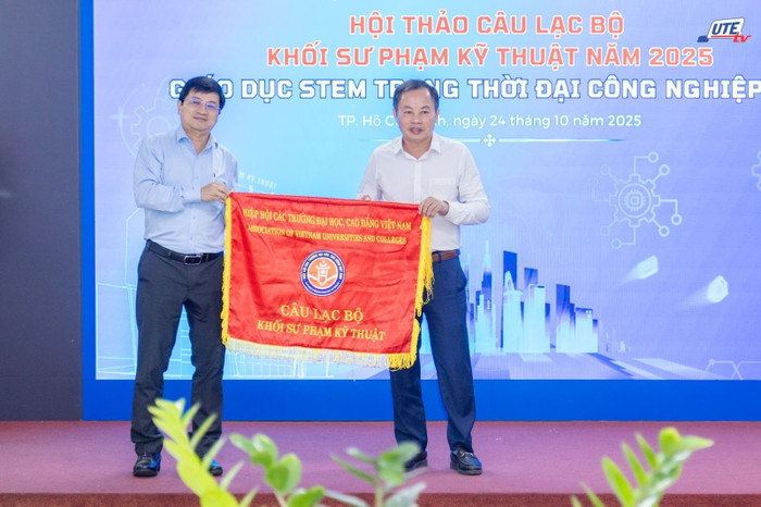 Trường Đại học Sư phạm Kỹ thuật Thành phố Hồ Chí Minh trao cờ đăng cai hội thảo Câu lạc bộ khối Sư phạm Kỹ thuật năm 2026 cho Trường Đại học Sư phạm Kỹ thuật Vinh. Trường Đại học Sư phạm Kỹ thuật Thành phố Hồ Chí Minh trao cờ đăng cai hội thảo Câu lạc bộ khối Sư phạm Kỹ thuật năm 2026 cho Trường Đại học Sư phạm Kỹ thuật Vinh.