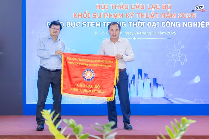 Trường Đại học Sư phạm Kỹ thuật Thành phố Hồ Chí Minh trao cờ đăng cai hội thảo Câu lạc bộ khối Sư phạm Kỹ thuật năm 2026 cho Trường Đại học Sư phạm Kỹ thuật Vinh.