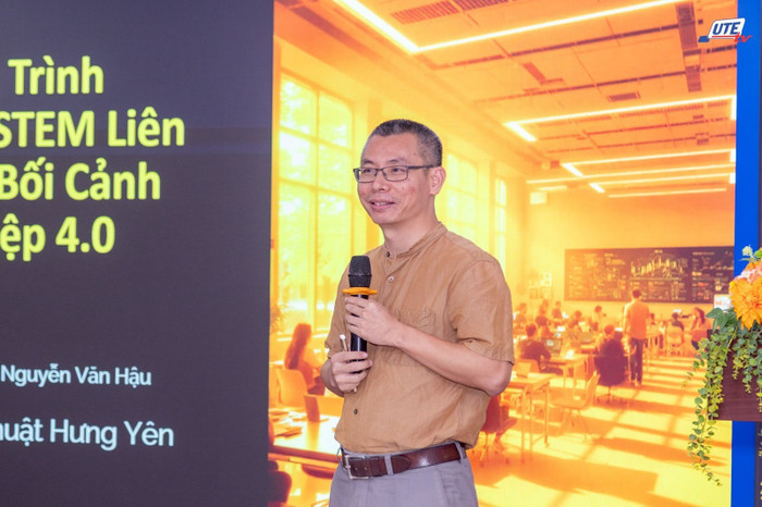 Phó Giáo sư, Tiến sĩ Nguyễn Văn Hậu – Trưởng khoa Công nghệ Thông tin, Trường Đại học Sư phạm Kỹ thuật Hưng Yên trình bày tham luận 2. Phó Giáo sư, Tiến sĩ Nguyễn Văn Hậu – Trưởng khoa Công nghệ Thông tin, Trường Đại học Sư phạm Kỹ thuật Hưng Yên trình bày tham luận 2.