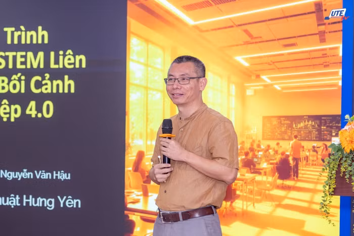 Phó Giáo sư, Tiến sĩ Nguyễn Văn Hậu – Trưởng khoa Công nghệ Thông tin, Trường Đại học Sư phạm Kỹ thuật Hưng Yên trình bày tham luận 2.