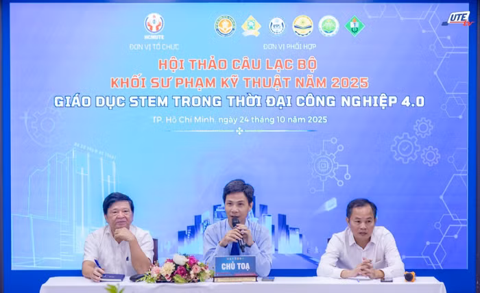 Đoàn chủ tọa trong phần tọa đàm tại hội thảo.