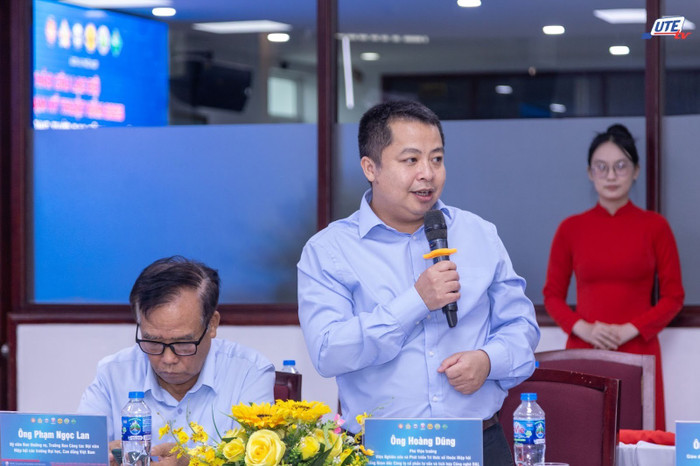 Các đại biểu thảo luận tại hội thảo Các đại biểu thảo luận tại hội thảo