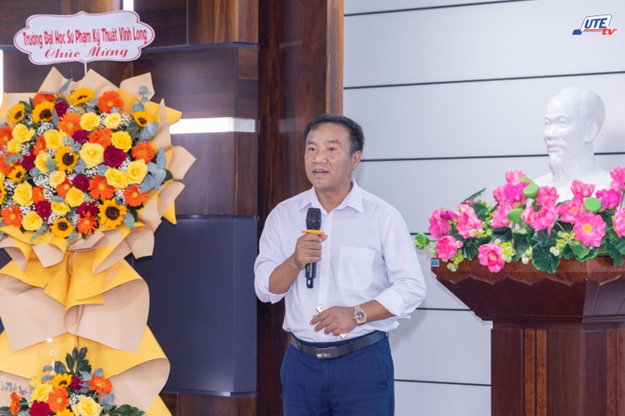 Tiến sĩ Lê Trọng Phong – Trưởng Bộ môn Sư phạm Kỹ thuật – Công nghệ, Trường Đại học Sư phạm Kỹ thuật Vinh trình bày tham luận 3. Tiến sĩ Lê Trọng Phong – Trưởng Bộ môn Sư phạm Kỹ thuật – Công nghệ, Trường Đại học Sư phạm Kỹ thuật Vinh trình bày tham luận 3.