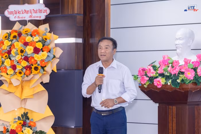 Tiến sĩ Lê Trọng Phong – Trưởng Bộ môn Sư phạm Kỹ thuật – Công nghệ, Trường Đại học Sư phạm Kỹ thuật Vinh trình bày tham luận 3.
