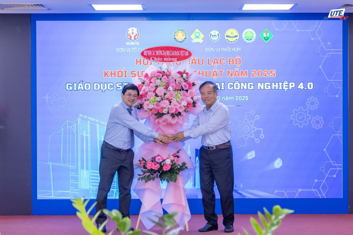 Hiệp hội Các trường đại học, cao đẳng Việt Nam tặng hoa chúc mừng Hội thảo Hiệp hội Các trường đại học, cao đẳng Việt Nam tặng hoa chúc mừng Hội thảo